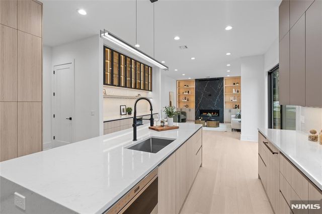 21 Manor Court, Glen Rock, NJ 07452