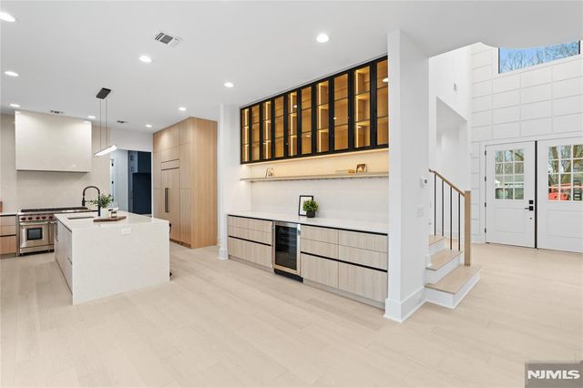 21 Manor Court, Glen Rock, NJ 07452