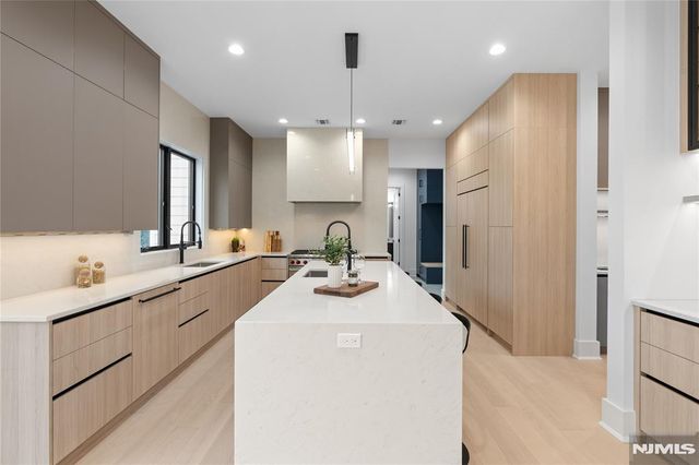 21 Manor Court, Glen Rock, NJ 07452