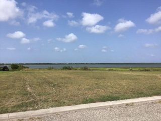1 Northpointe Dr, Rockport, TX 78382