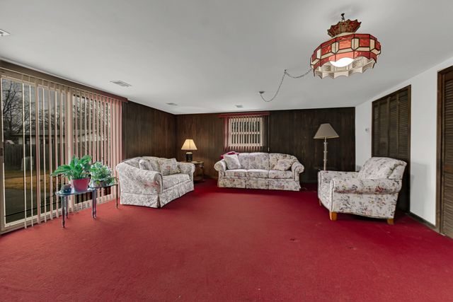 511 W Arquilla Drive, Glenwood, IL 60425