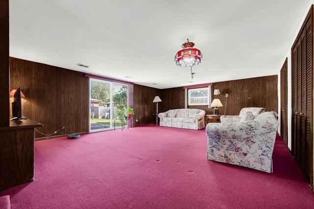 511 W Arquilla Drive, Glenwood, IL 60425