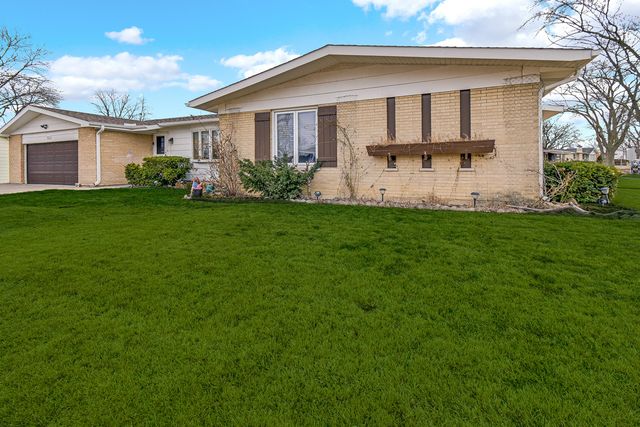 511 W Arquilla Drive, Glenwood, IL 60425