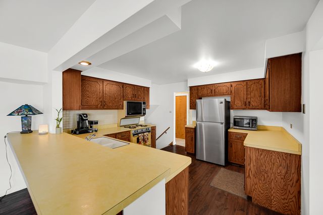 511 W Arquilla Drive, Glenwood, IL 60425