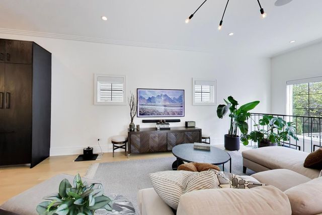 2657 W Belden Avenue, Chicago, IL 60647