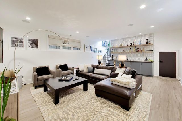 2657 W Belden Avenue, Chicago, IL 60647