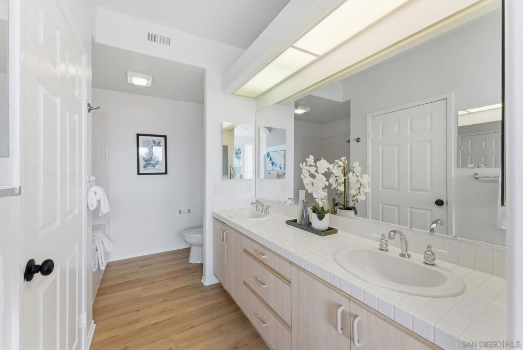 Image 10 of property listing at 12041 Tivoli Park Row 2, San Diego, CA 92128