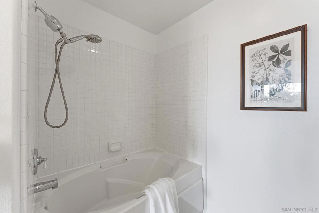 Image 11 of property listing at 12041 Tivoli Park Row 2, San Diego, CA 92128