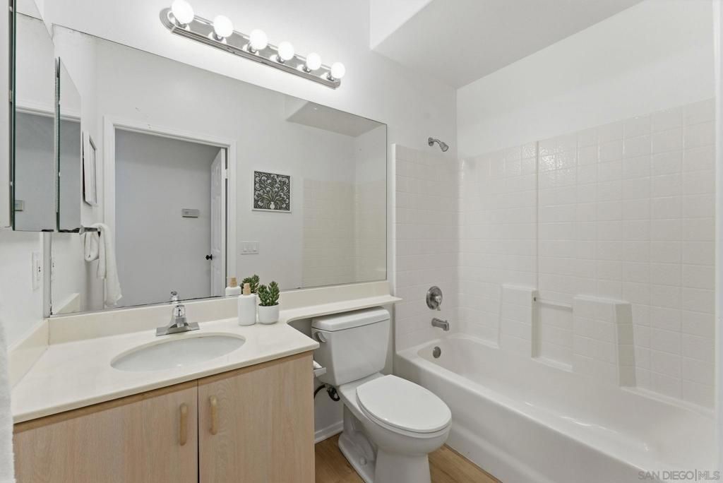 Image 13 of property listing at 12041 Tivoli Park Row 2, San Diego, CA 92128