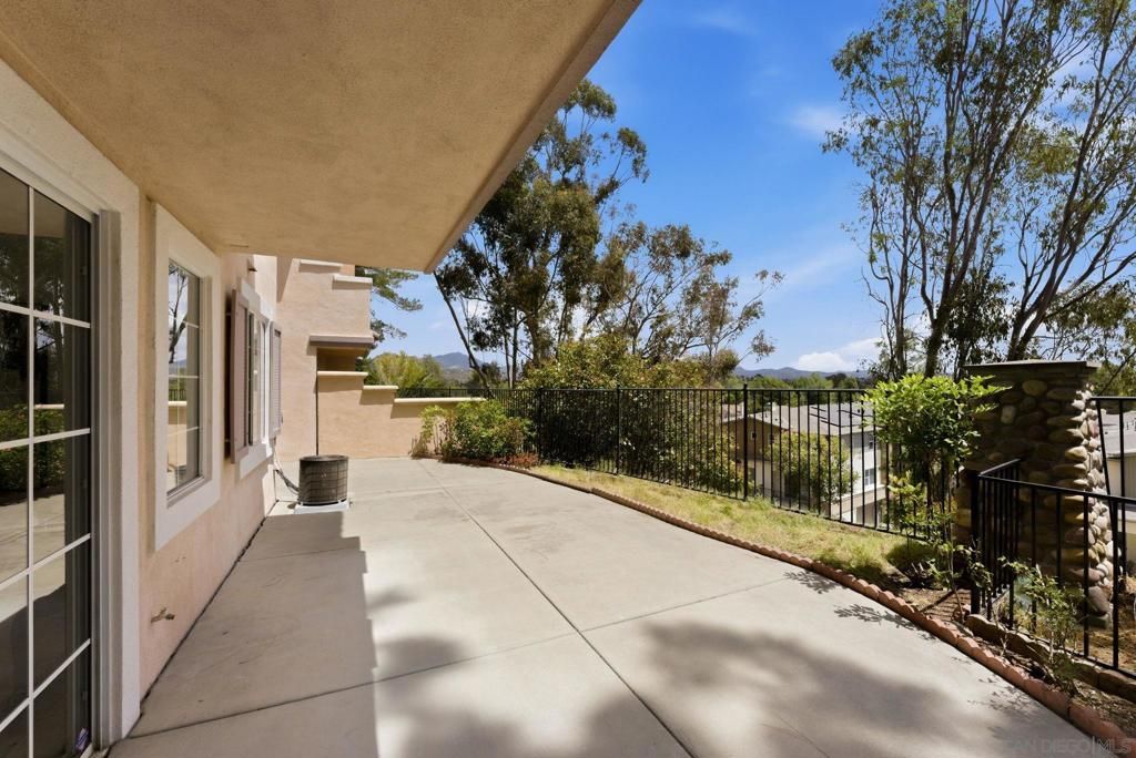 Image 3 of property listing at 12041 Tivoli Park Row 2, San Diego, CA 92128