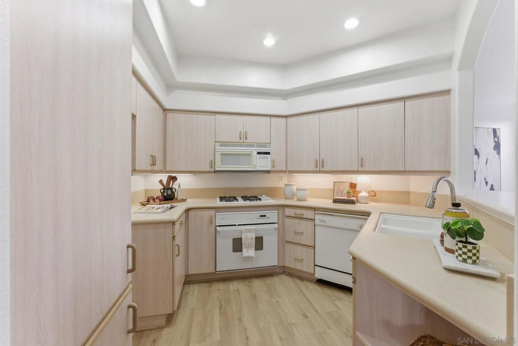 Image 6 of property listing at 12041 Tivoli Park Row 2, San Diego, CA 92128