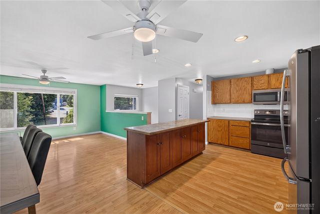 8103 Hawaii Lane, Clinton, WA 98236