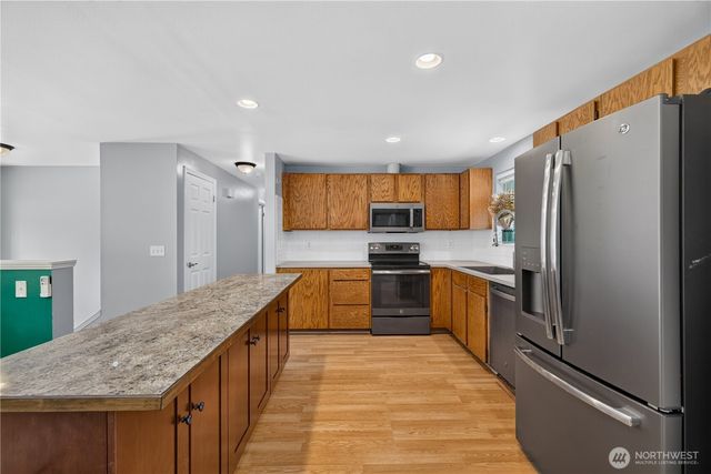8103 Hawaii Lane, Clinton, WA 98236
