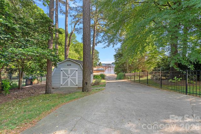 107 Beachview Drive, Mooresville, NC 28117