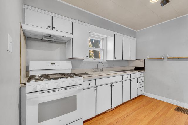 902 Fleming Avenue, Jackson, MI 49202