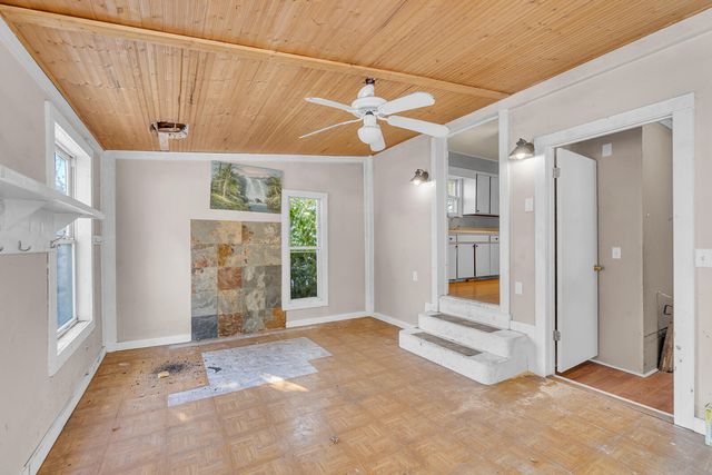 902 Fleming Avenue, Jackson, MI 49202