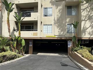 21520 Burbank 303, Woodland Hills, CA 91367