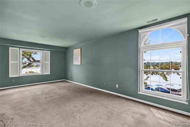 3559 Port Cove Drive 27, Waterford, MI 48328