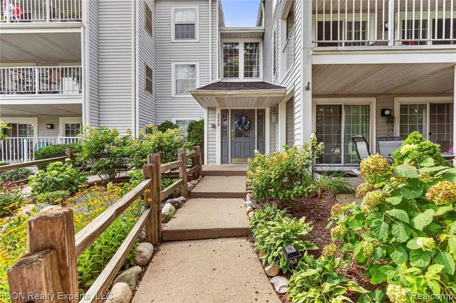 3559 Port Cove Drive 27, Waterford, MI 48328