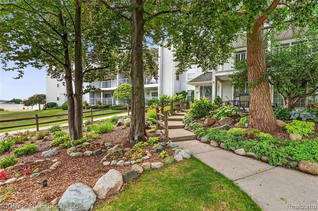 3559 Port Cove Drive 27, Waterford, MI 48328