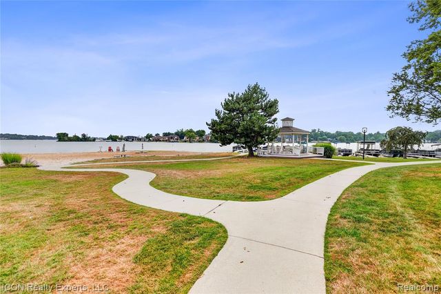 3559 Port Cove Drive 27, Waterford, MI 48328