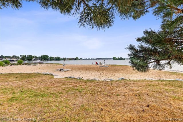 3559 Port Cove Drive 27, Waterford, MI 48328
