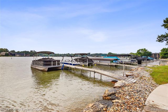 3559 Port Cove Drive 27, Waterford, MI 48328