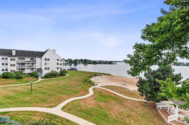 3559 Port Cove Drive 27, Waterford, MI 48328