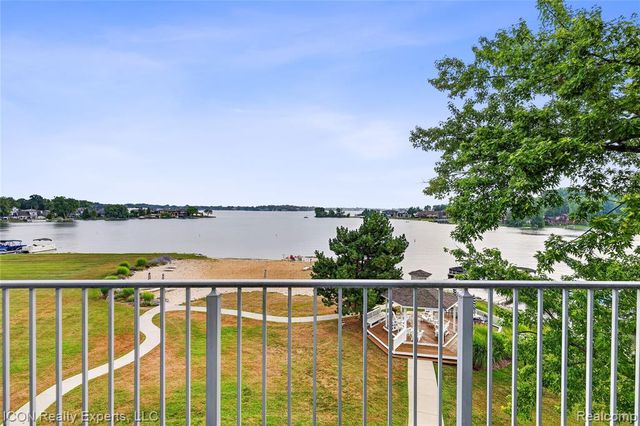 3559 Port Cove Drive 27, Waterford, MI 48328
