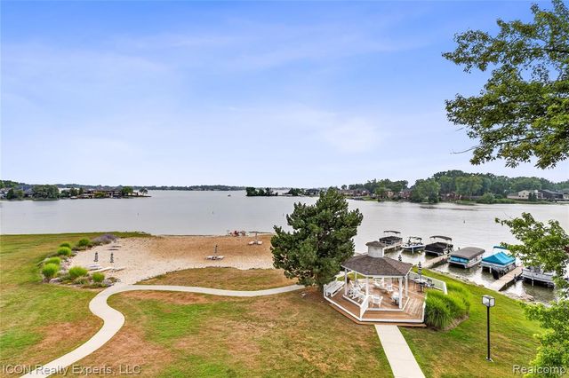 3559 Port Cove Drive 27, Waterford, MI 48328