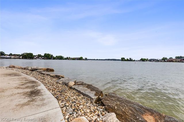 3559 Port Cove Drive 27, Waterford, MI 48328