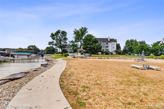 3559 Port Cove Drive 27, Waterford, MI 48328