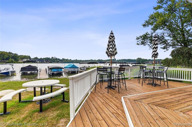 3559 Port Cove Drive 27, Waterford, MI 48328