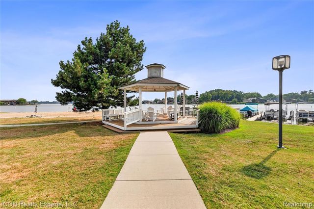 3559 Port Cove Drive 27, Waterford, MI 48328