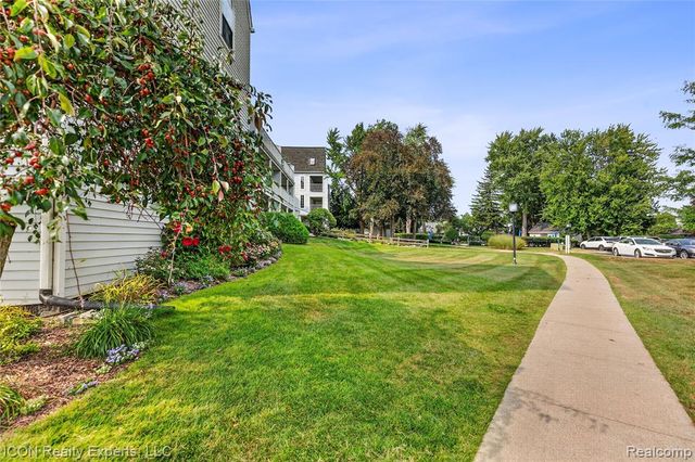 3559 Port Cove Drive 27, Waterford, MI 48328