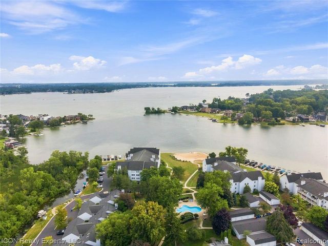 3559 Port Cove Drive 27, Waterford, MI 48328