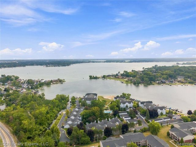 3559 Port Cove Drive 27, Waterford, MI 48328