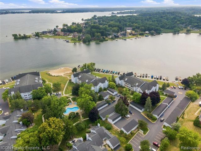 3559 Port Cove Drive 27, Waterford, MI 48328