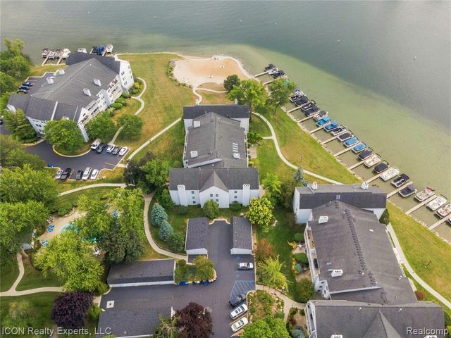 3559 Port Cove Drive 27, Waterford, MI 48328