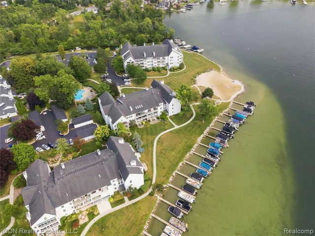 3559 Port Cove Drive 27, Waterford, MI 48328