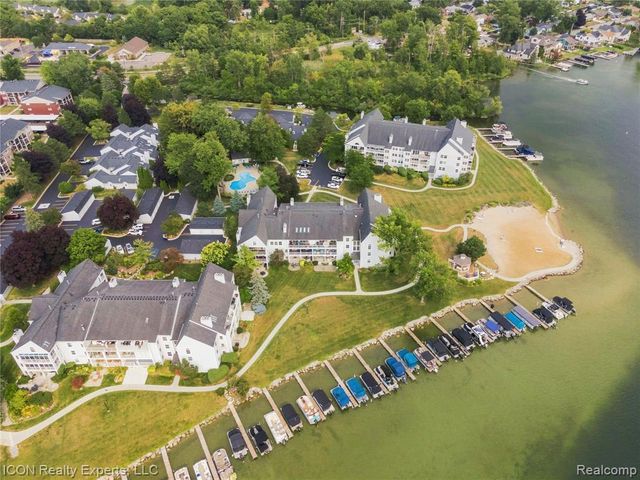 3559 Port Cove Drive 27, Waterford, MI 48328
