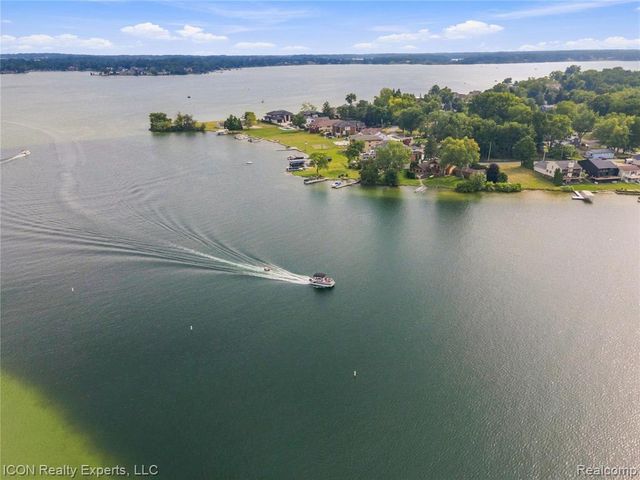 3559 Port Cove Drive 27, Waterford, MI 48328