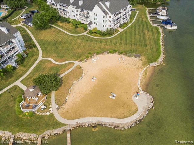 3559 Port Cove Drive 27, Waterford, MI 48328