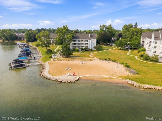 3559 Port Cove Drive 27, Waterford, MI 48328