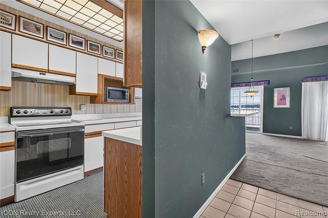 3559 Port Cove Drive 27, Waterford, MI 48328