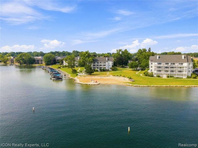 3559 Port Cove Drive 27, Waterford, MI 48328