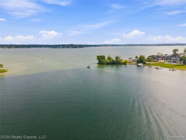 3559 Port Cove Drive 27, Waterford, MI 48328
