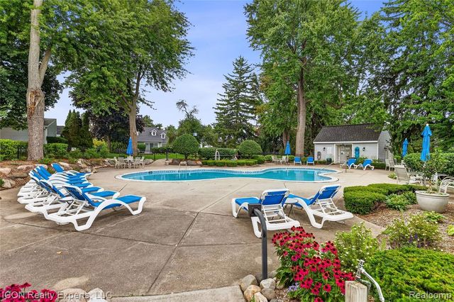 3559 Port Cove Drive 27, Waterford, MI 48328