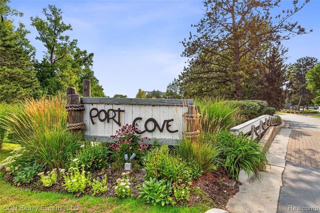 3559 Port Cove Drive 27, Waterford, MI 48328