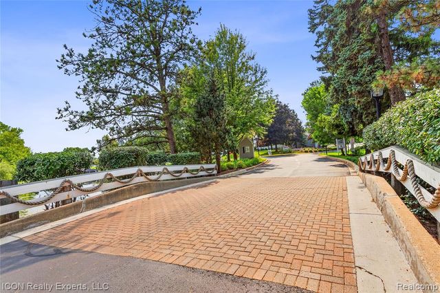 3559 Port Cove Drive 27, Waterford, MI 48328